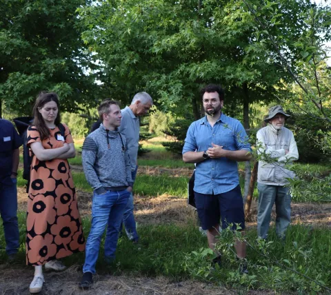Boomkweker Ben Verlinden geeft extra uitleg bij hun klimaatadaptief assortiment