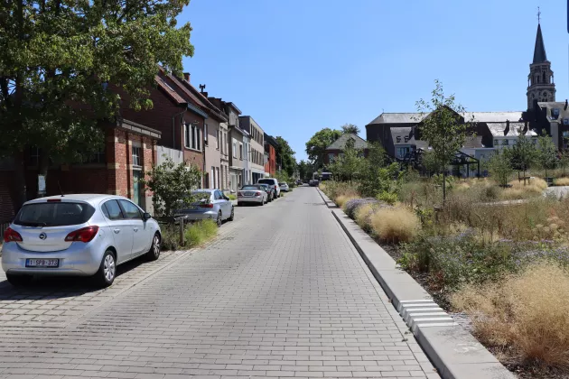 Langs de nieuwe straat werd een lange wadi aangelegd, tegelijk bleef er ruimte om te parkeren