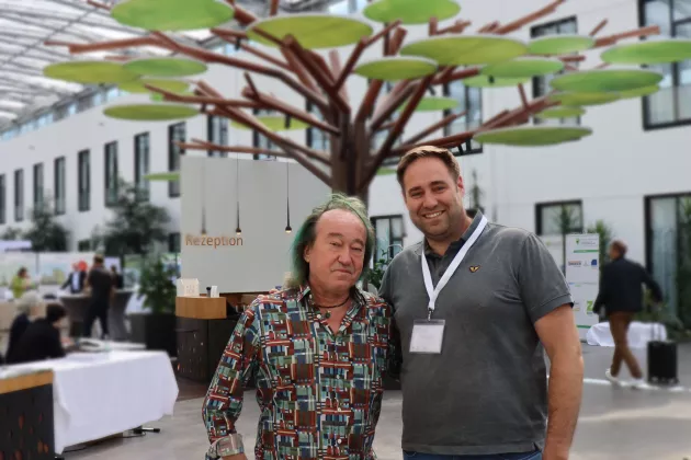 Simon Perneel, voorzitter van Groenblauw Bouwen (rechts), met gevelgroenpionier Patrick Blanc.