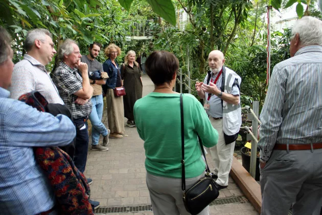 Luc Van Conkelberghe gaf uitgebreid uitleg in het plantenpaleis van Meise